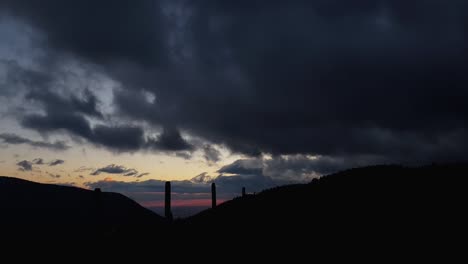 Dunkle-Wolken-Bewegen-Sich-Schnell-Am-Himmel-Bei-Sonnenuntergang,-Niedriger-Winkel,-Zeitraffer