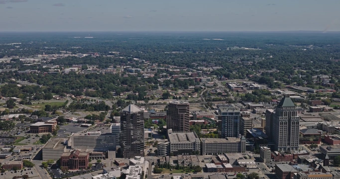 Greensboro, Carolina del Nord - Sorvolo aereo v16 a volo d'uccello sopra lo stadio di baseball del centro, le strade e lo skyline della città - Ripreso con Inspire 3 8k - 1 ottobre 2023