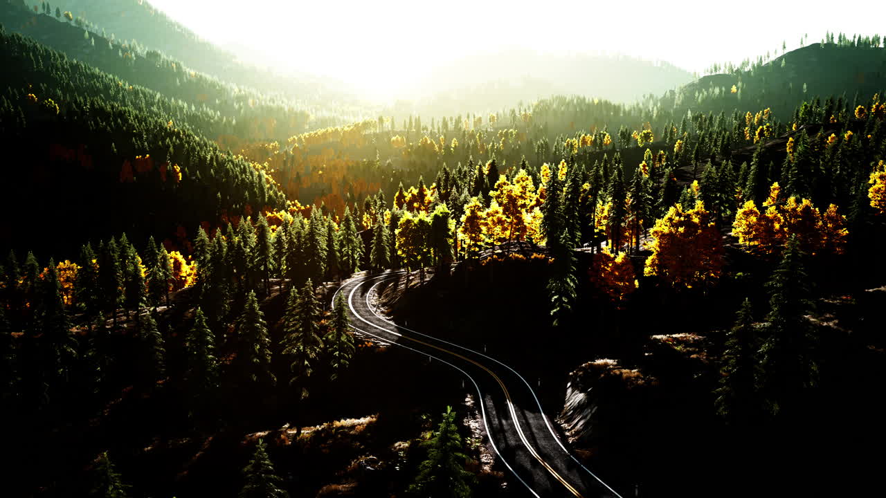 가을 에 숲 을 가로지르는 경치 좋은 산길