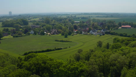 Vista-Aérea-Paisaje-Rural-Brodten,-Drone-Volando-Hacia-Atrás-Revelan-Increíble-Costa-Del-Mar-Báltico,-Día