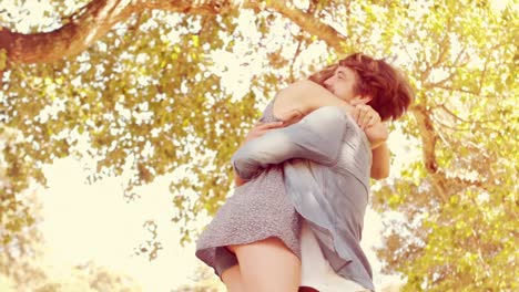 una linda pareja abrazándose en el parque