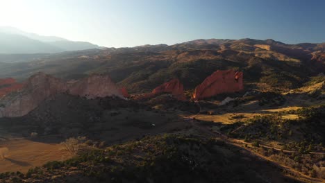 jardín de los dioses puesta de sol cordillera toma aérea 4k