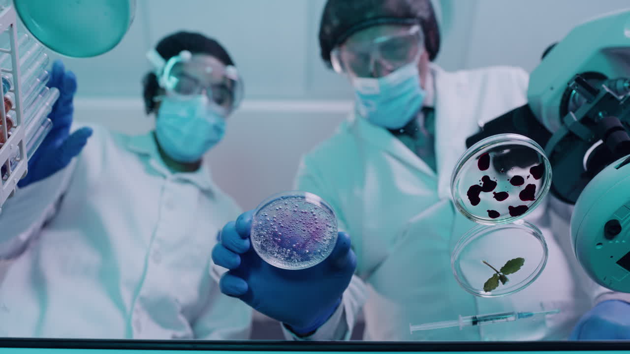 менее двух ученых, использующих шприц