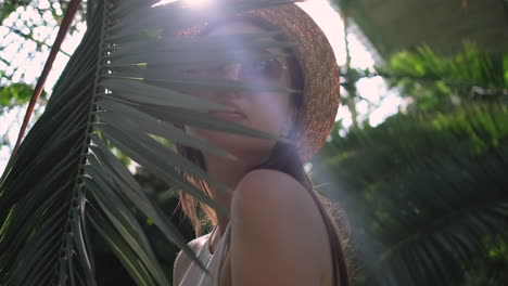 mujer en un jardín tropical
