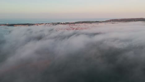 nubes grises gruesas dosel ciudad histórica de lisbona, portugal