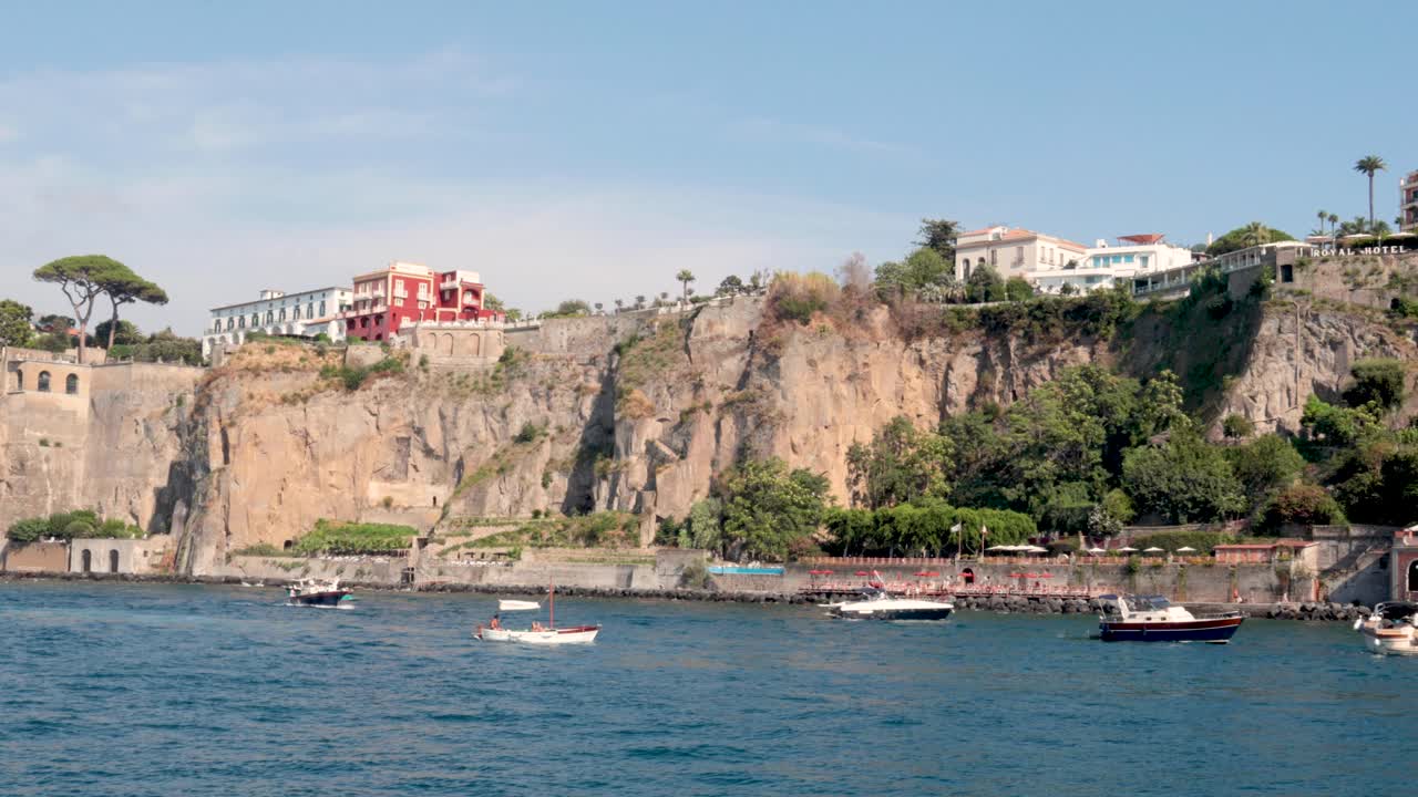 이탈리아 소렌토 의 절벽 을 따라 움직이는 배 들