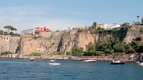los barcos se mueven a lo largo de los acantilados en sorrento, italia