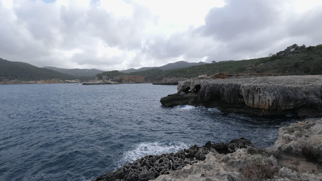 playa limpia conservada costas de cova de llevant labritja españa