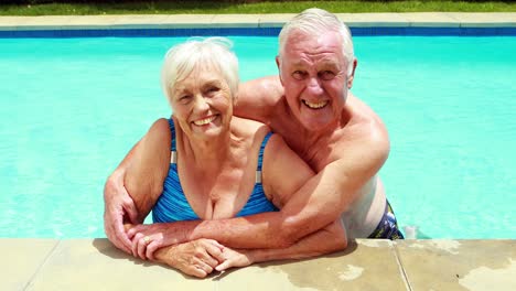 Retrato-De-Una-Pareja-Mayor-Abrazándose-En-La-Piscina