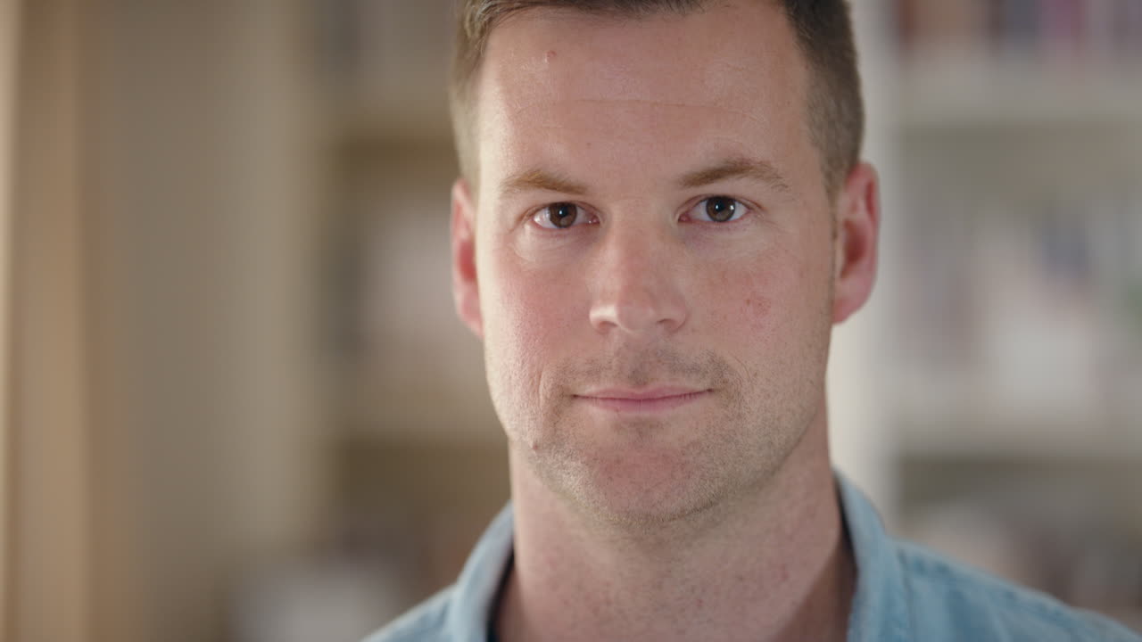 자신감 있게 카메라를 바라보는 매력적인 백인 남자의 초상화 성공적인 라이프 스타일 증언 컨셉 4k 영상