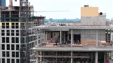 Drohnenaufnahme-Einer-Baustelle-Eines-Modernen-Mehrfamilienhauses