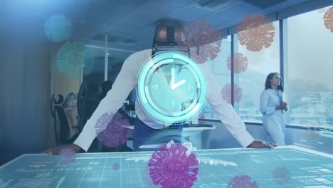 Animación-Del-Reloj-Y-Las-Células-Del-Virus-Covid-Sobre-Un-Hombre-Con-Auriculares-Vr-Trabajando-En-La-Oficina