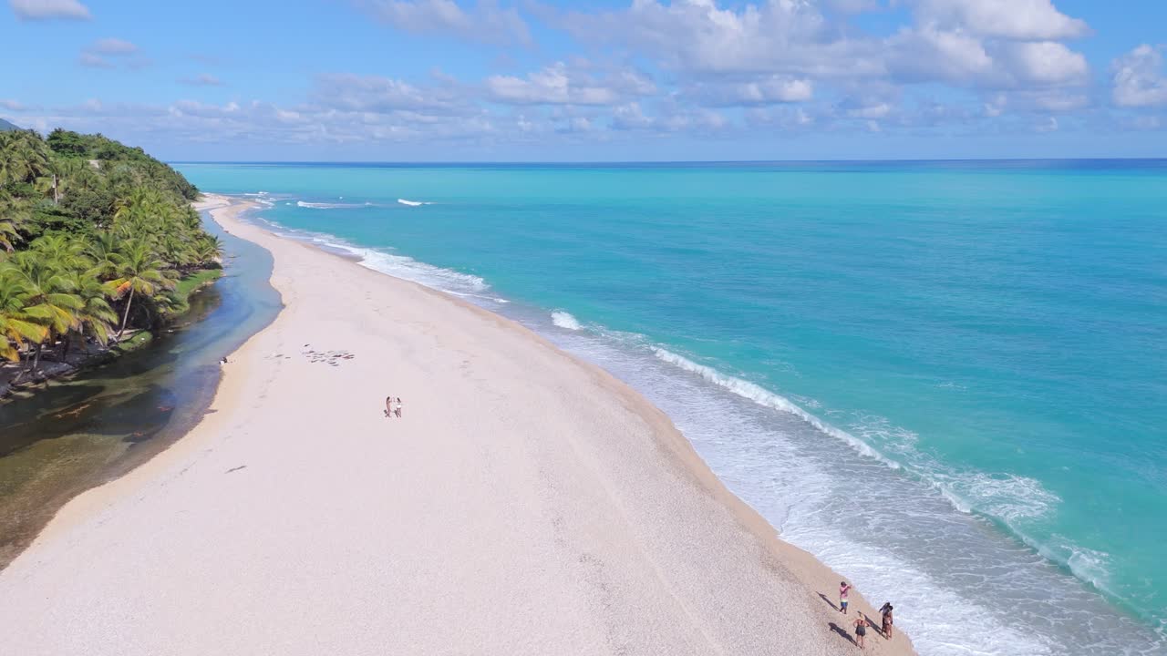 Linda praia exótica de areia de Los Patos e rio na ilha caribenha da República Dominicana