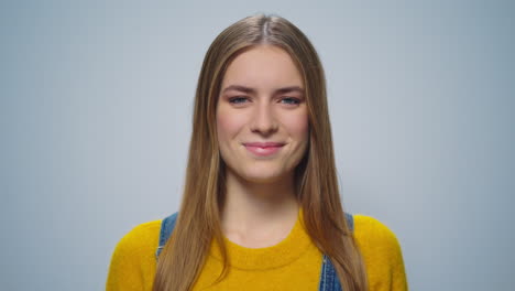 retrato de una mujer hermosa mirando a la cámara en un fondo claro. belleza joven