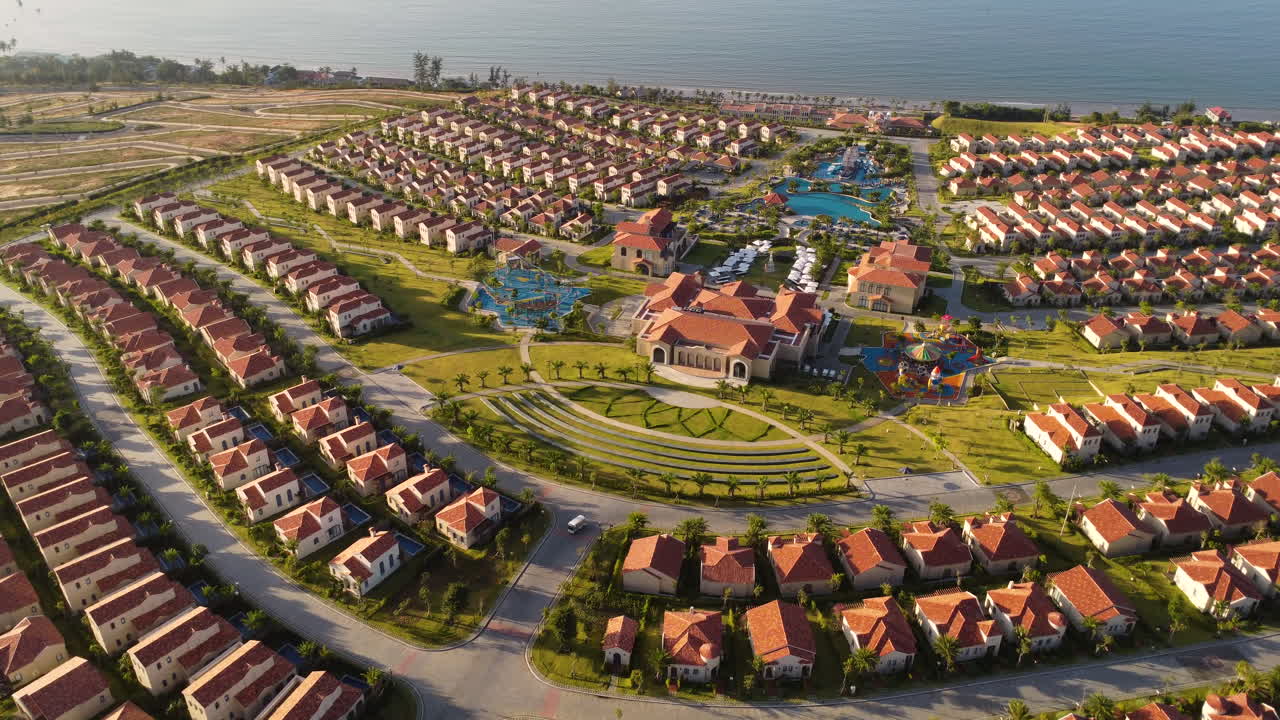 베트남 무이네 근처의 고급 리조트, 공중 드론이 시야 위로 날아갑니다.