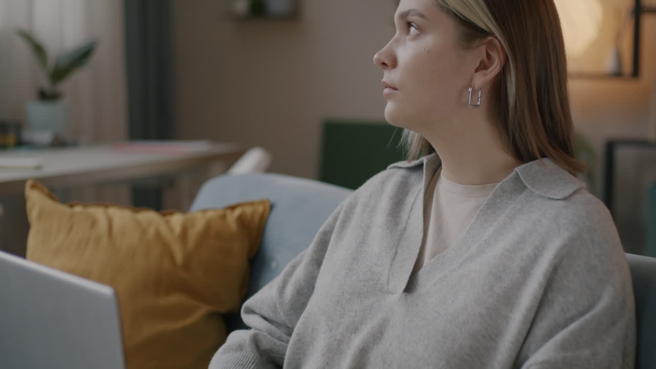 집에서 노트북으로 일하는 여성