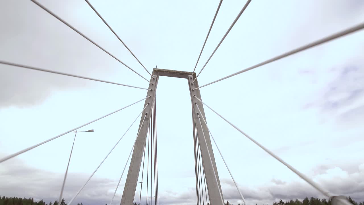 4k pov가 스웨덴 우메아에 있는 사장교 콜백 다리를 가로질러 타워에서 천천히 위로 기울어집니다.