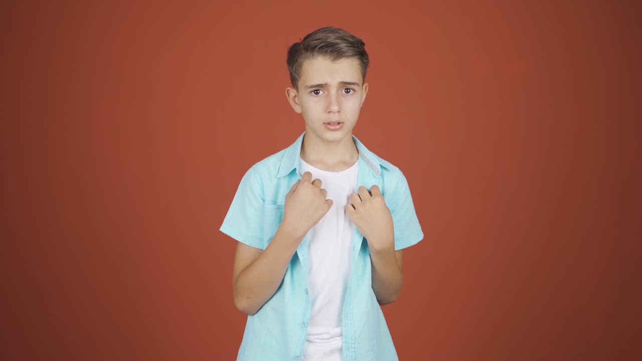 카메라를 보는 소년의 반응에 대한 두려움. 겁쟁이 소년.