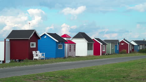 Reihe-Lebhafter-Strandhäuser-Am-Ruhigen-Ufer-Von-Ærø