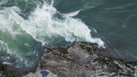 Un-Pez-Atrapado-En-Una-Red-De-Inmersión-Por-Una-Mujer-Indígena,-Pescando-A-Lo-Largo-De-Un-Río-En-Columbia-Británica,-Canadá