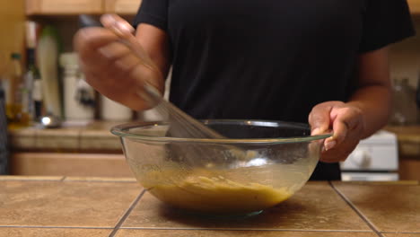 usando un batidor para mezclar los ingredientes para un postre casero especial