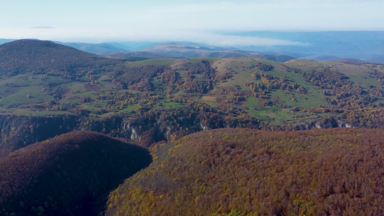 video aéreo de drones del paisaje rural con árboles de otoño naranja y campos verdes