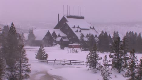 yellowstone lodge está en la distancia de este tiro invernal en el parque nacional de yellowstone 1