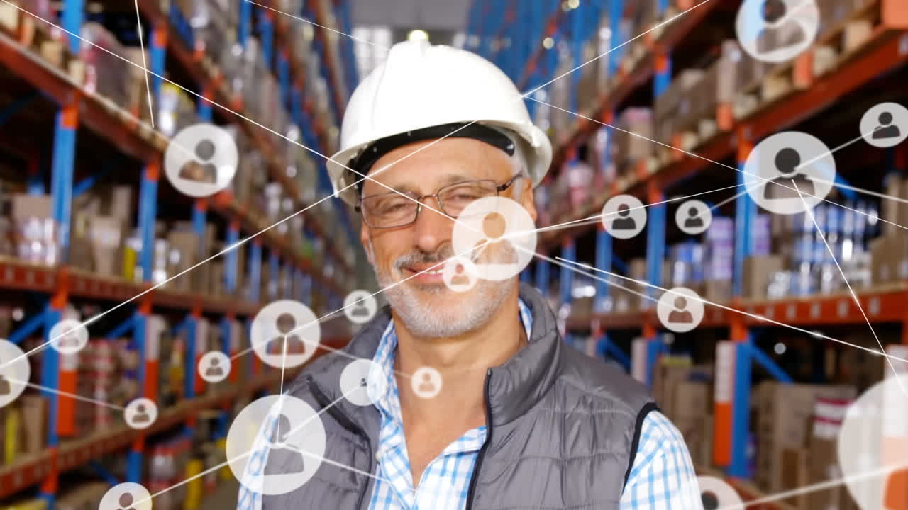 animación de la red de iconos de perfil sobre un supervisor masculino caucásico senior sonriendo en el almacén