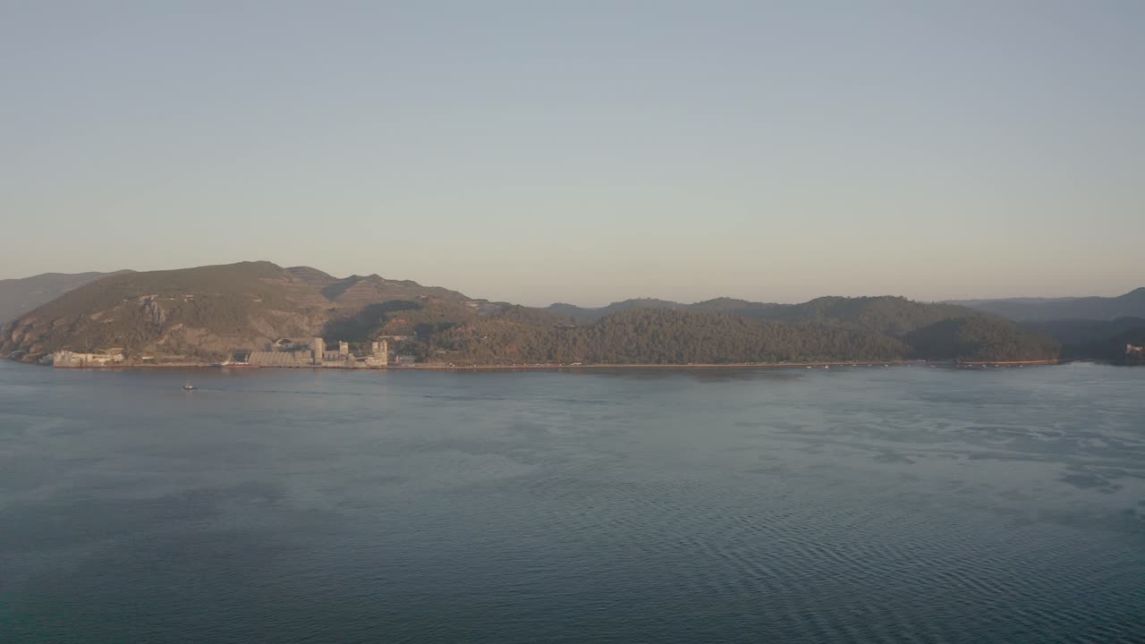 замечательный пейзаж вечернее небо отражается на горах за фортом сантьяго-ду-аутау с полуострова троя, лиссабон, португалия