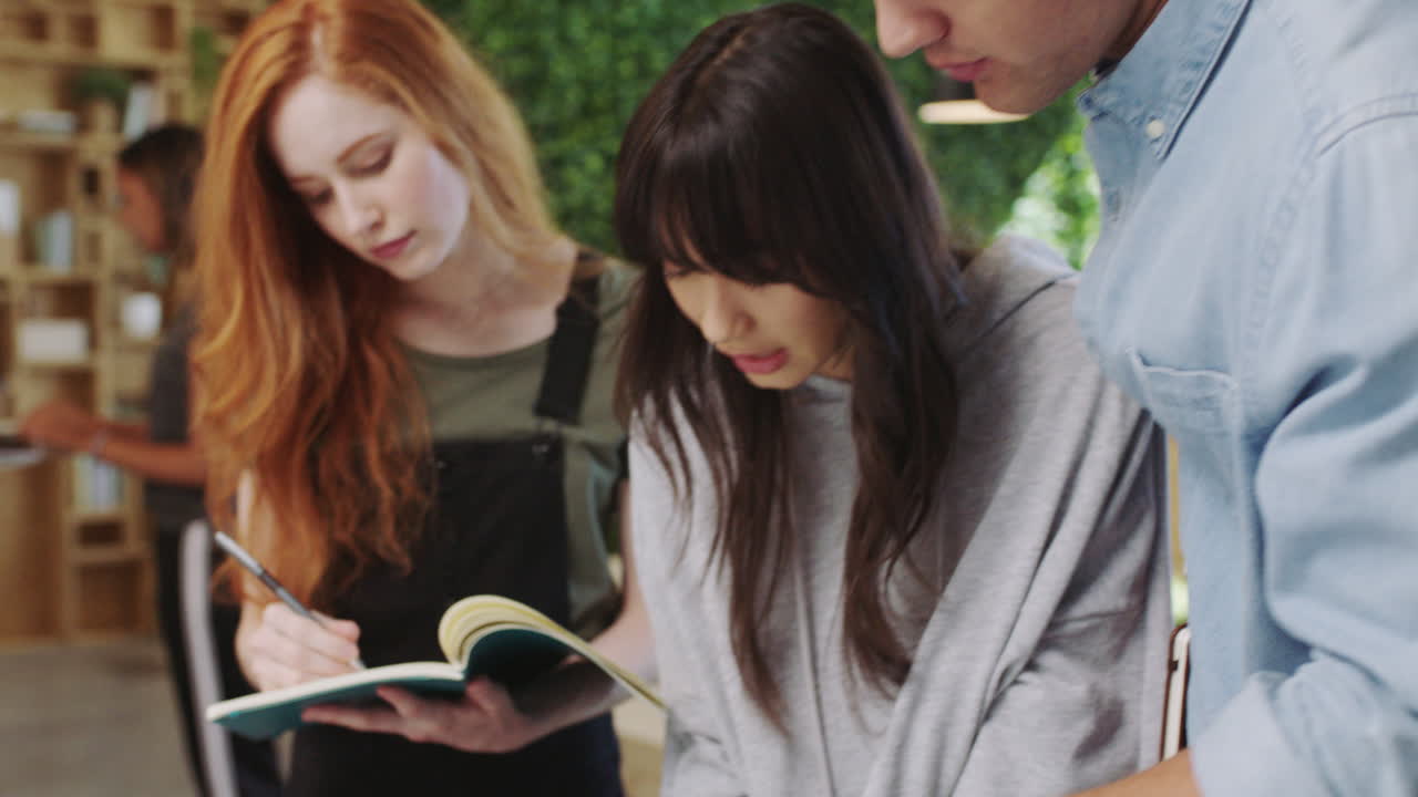 크리에이티브 스타트업, 노트북 및 팀 협업