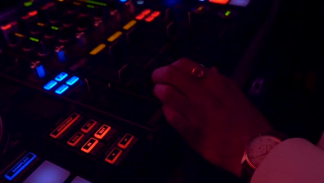 un dj de discoteca entreteniendo a una audiencia