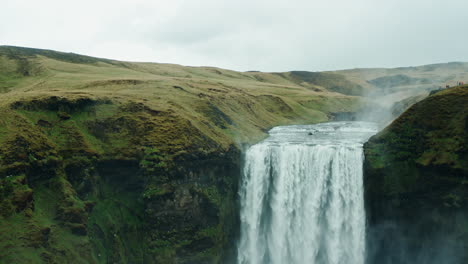 Vista-Aérea-De-Drones-De-La-Cascada-De-Skogafoss-En-El-Sur-De-Islandia