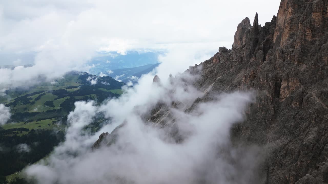 많은 구름과 푸른 초원을 배경으로 한 계곡을 통해 가파른 바위 협곡, dolomites, 이탈리아, 유럽, 드론