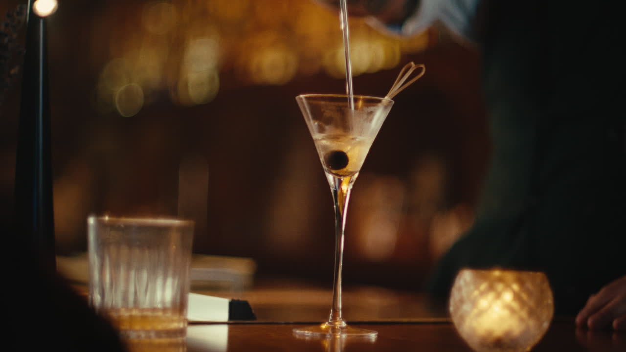Barman che prepara un martini