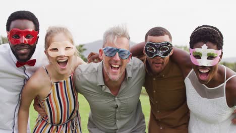 Retrato-De-Una-Feliz-Pareja-Casada-Afroamericana-Con-Diversos-Amigos-Abrazándose