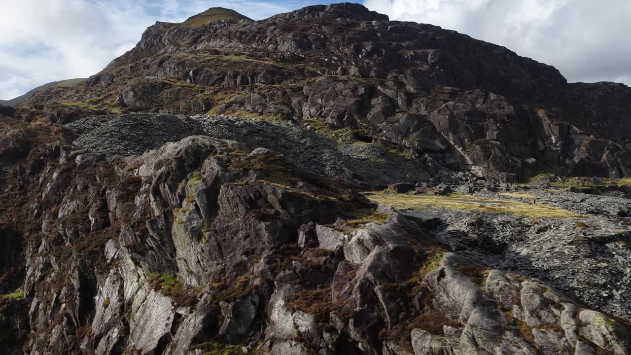 Flygvideo av det karga bergslandskapet runt Llyn Cwmorthin i Snowdonia National Park, som visar upp dramatisk walesisk terräng, naturlig vildmark och vacker höglandsnatur