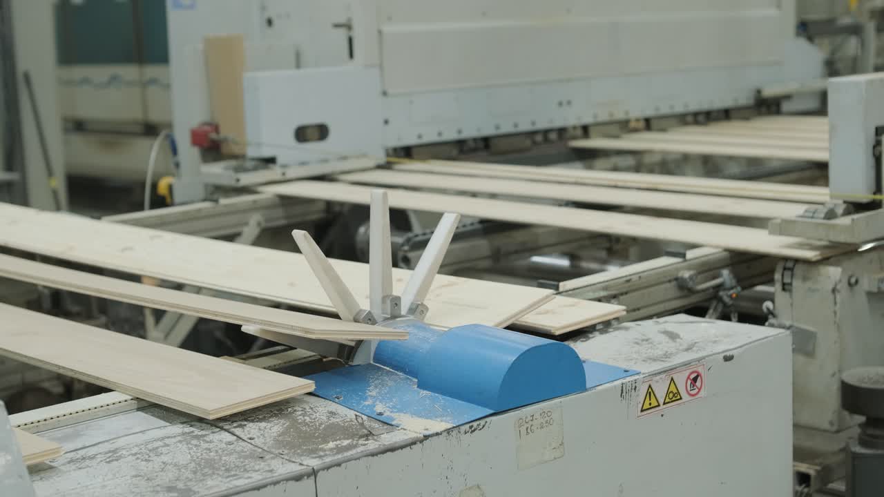 Træplanker bevæger sig på automatiseret produktionslinje på fabrik