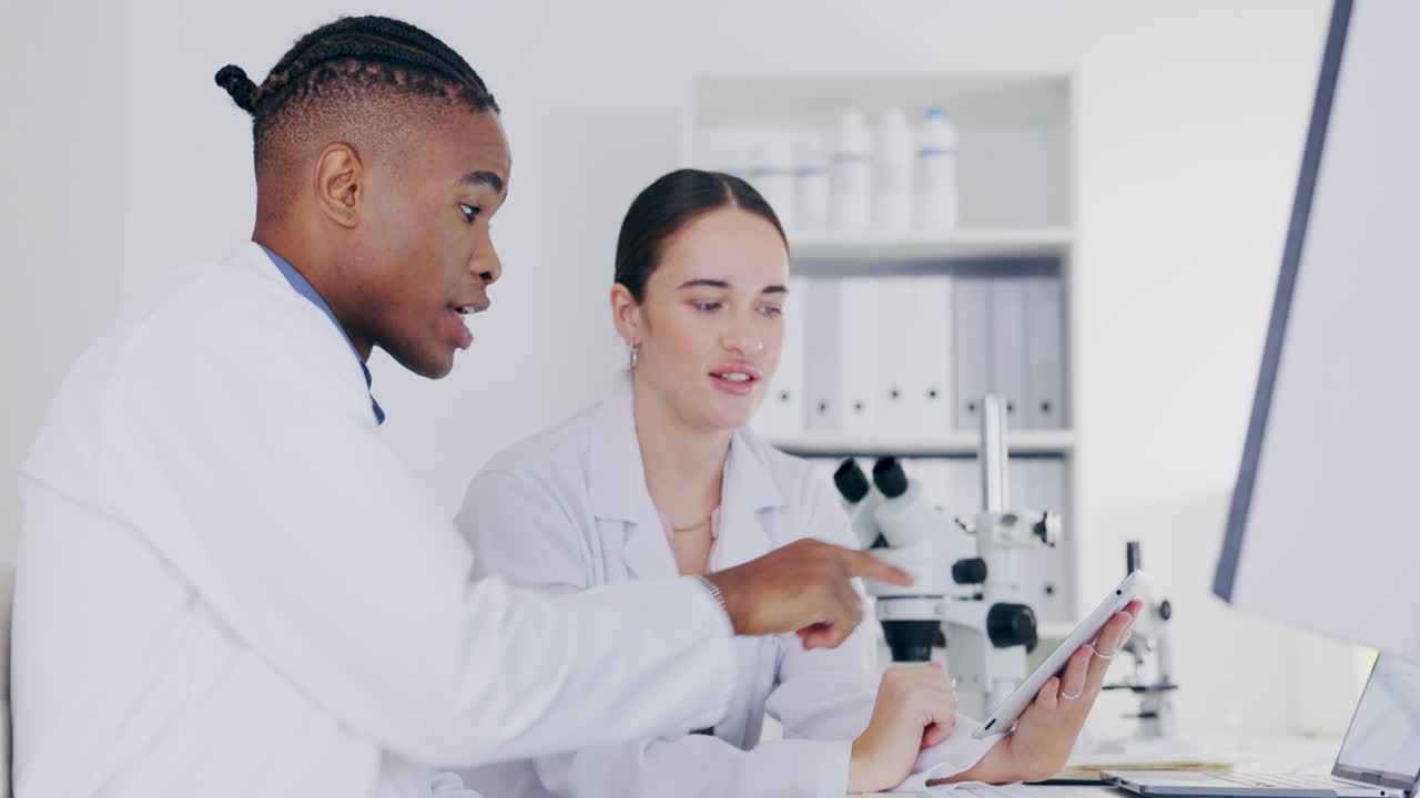 ciencia, tableta y científicos haciendo investigación