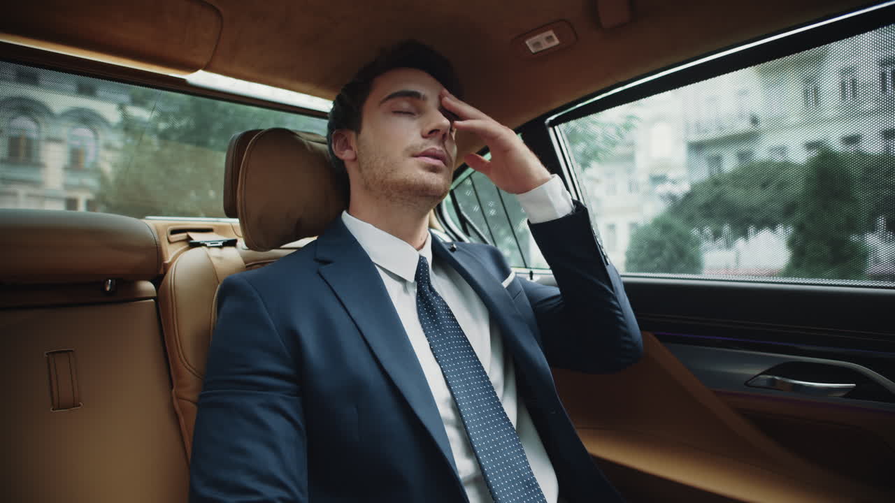 휴식을 취하고 있는 지친 사업가 의 초상화