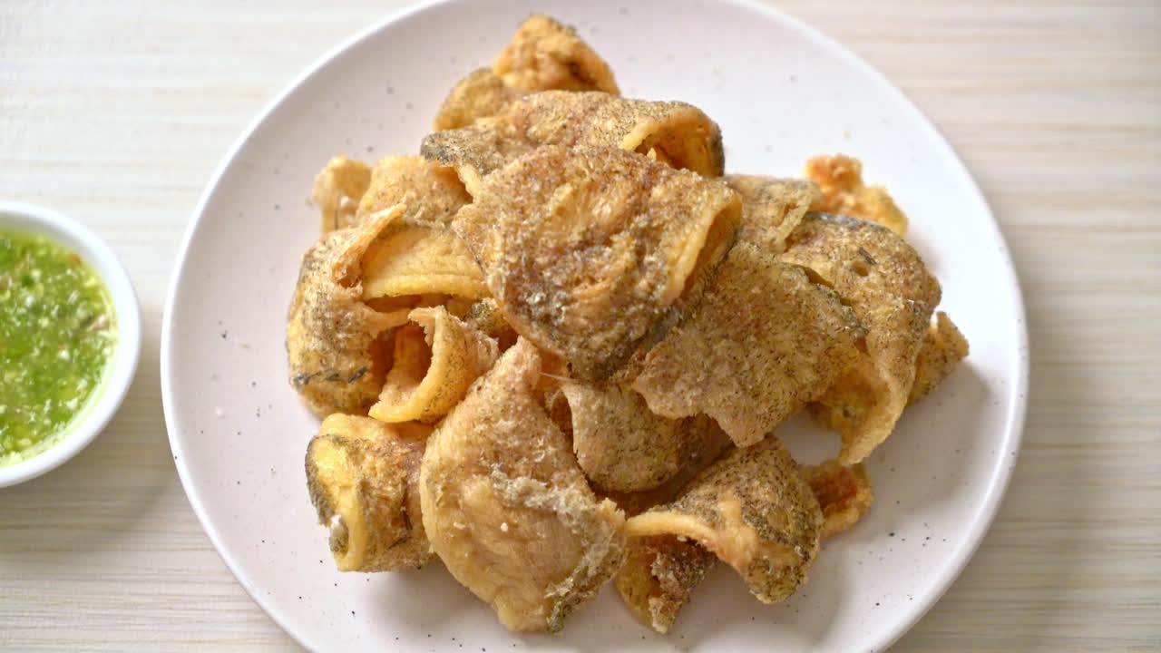 매콤한 해산물 소스를 곁들인 바삭한 구라미 생선