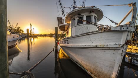 Barco-De-Pesca-Time-lapse-En-El-Muelle-Al-Atardecer