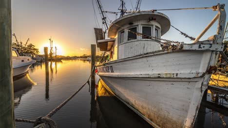 barco de pesca time-lapse en el muelle al atardecer