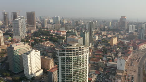 Unterwegs-Nach-Oben,-Innenstadt-Von-Luanda,-Angola,-Afrika-Heute-2