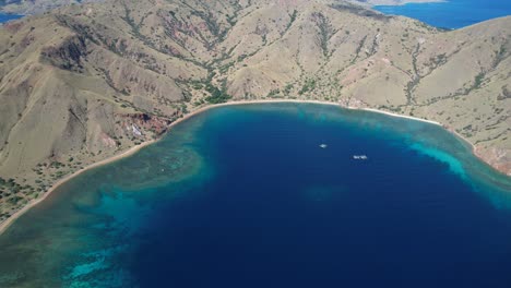 Impresionantes-Vistas-De-La-Isla-De-Komodo-Con-Playa-De-Arena-Blanca-Y-Agua-Turquesa-En-Indonesia