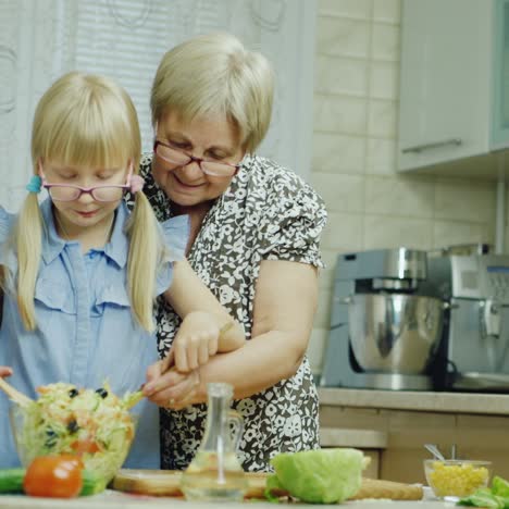 Una-Niña-De-6-Años-Y-Su-Abuela-Hacen-Una-Ensalada-En-La-Cocina.