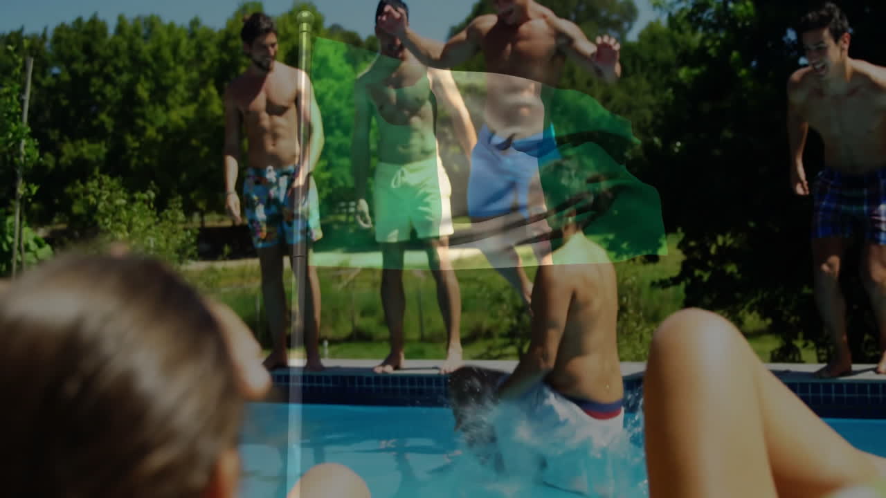 Persone che si tuffano in piscina, creando schizzi e godendosi un'animazione in una giornata di sole.