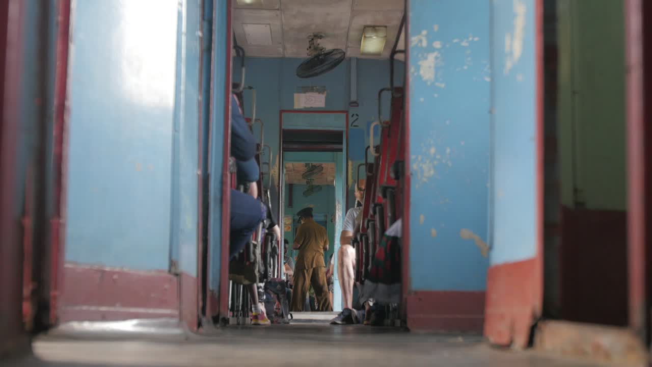 오래 된 기차에 보도를 내려다보고