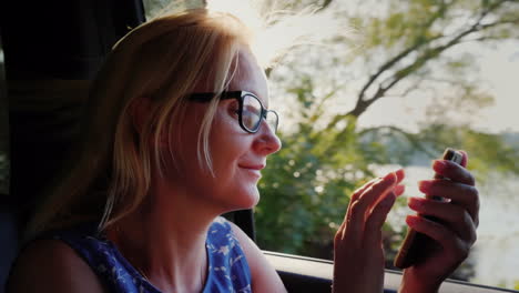 Woman-on-Teléfono-in-Car