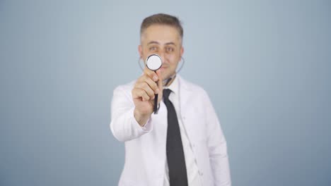 el médico escucha a la cámara con un estetoscopio.