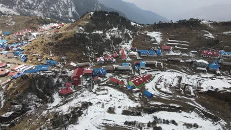 este pueblo está rodeado de tierras de cultivo y vistas del magnífico himalaya